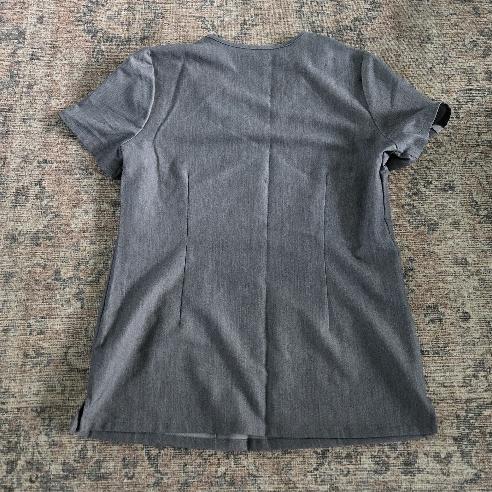 EUC Figs Casma Three-Pocket Scrub Top V-Neck FIONx Gray Short Sleeve Women's XS - Picture 7 of 7